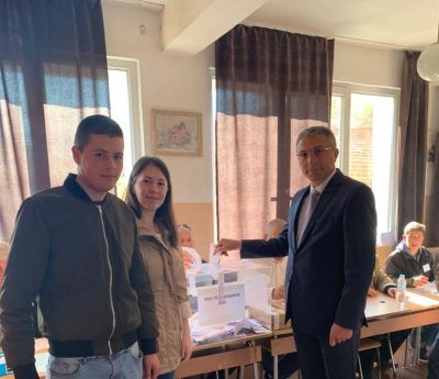 Председателят на ДПС Мустафа Карадайъ гласува точно в девет и 55