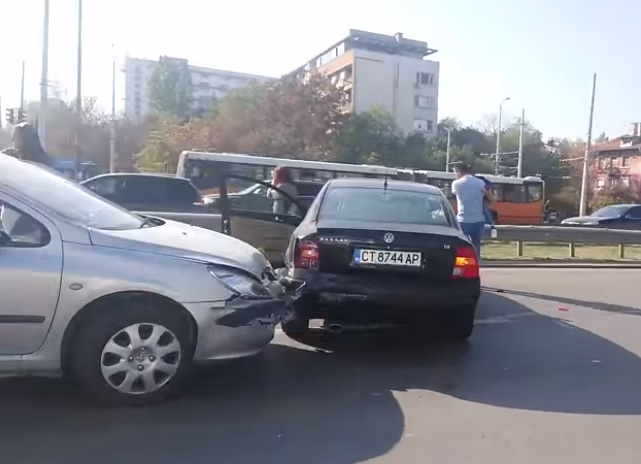 Верижна катастрофа между три коли на бул. "Цариградско шосе" в София (СНИМКИ)