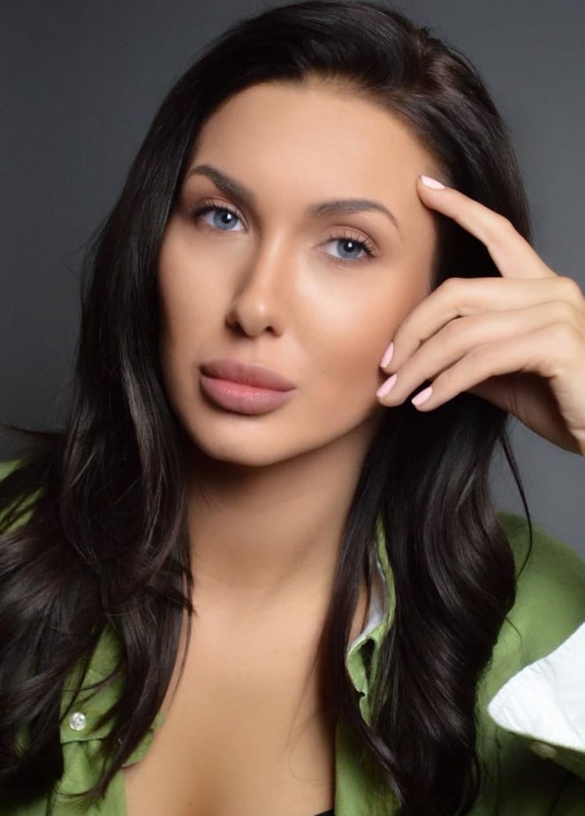 Дъщерята на министър Младен Маринов се снима топлес