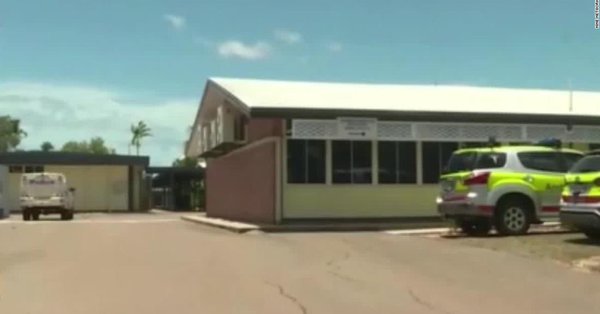 Ученичка намушка учителката си с нож в Австралия