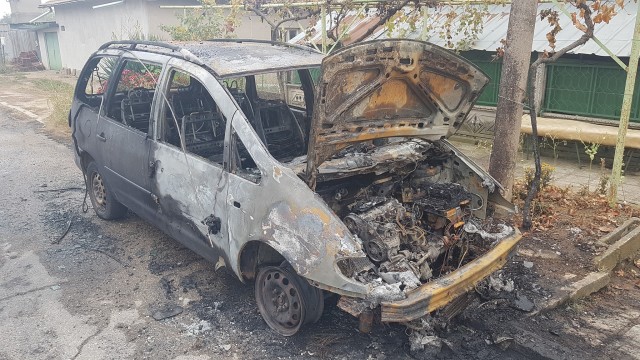 Две коли на кандидат-кмет изгоряха като факли
