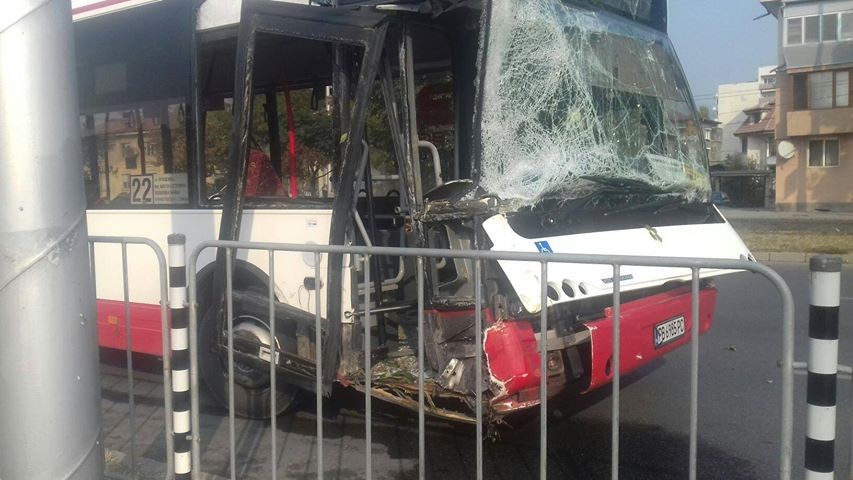Автобус с пътници се заби в дърво в Пловдив
