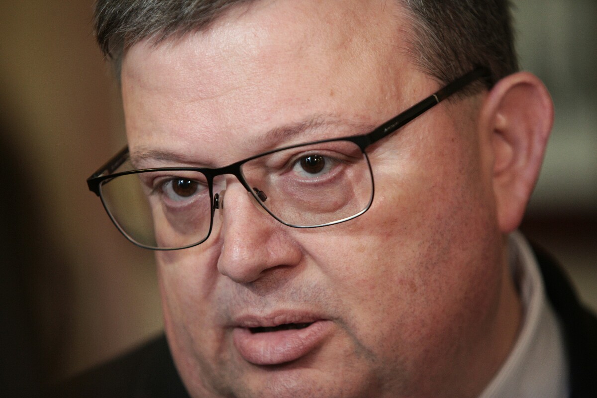 Цацаров към Мая Манолова: Няма конкретика в твърденията за "безпрецедентно купуване на гласове"