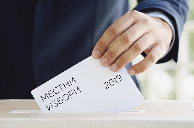 Избирателите в 18 областни града гласуват за кметове на балотаж