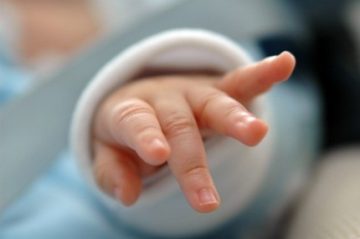 Отнемат българско бебе от родителите му в Англия