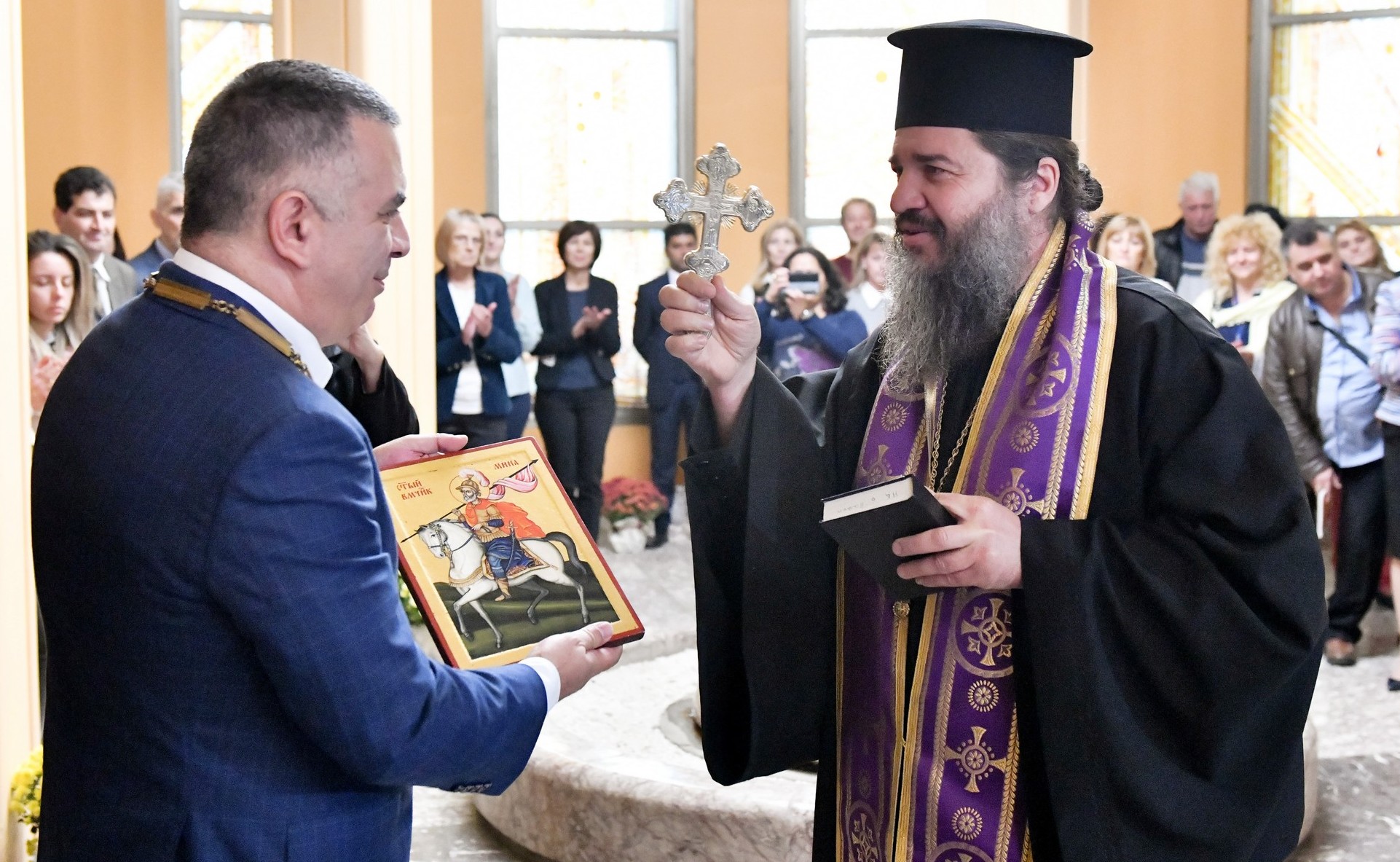 Дядо владика подари на сливенския кмет икона на Свети Мина