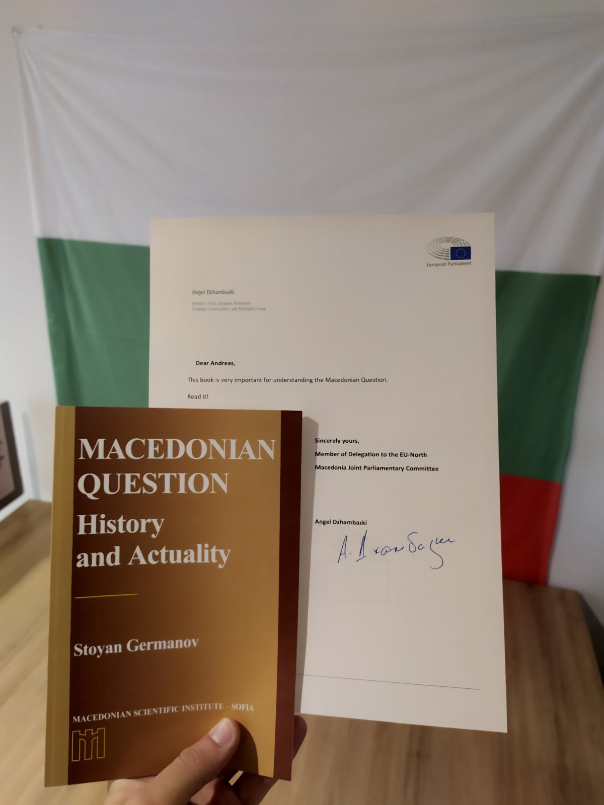 Ангел Джамбазки подари книга за Македонския въпрос на членовете на делегацията на ЕС за Македония