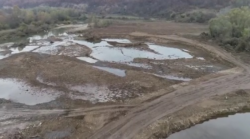 Протест срещу разравянето на коритото на река Вит заради магистрала "Хемус"