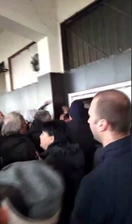 Задържаха четирима за бой в „Надежда“