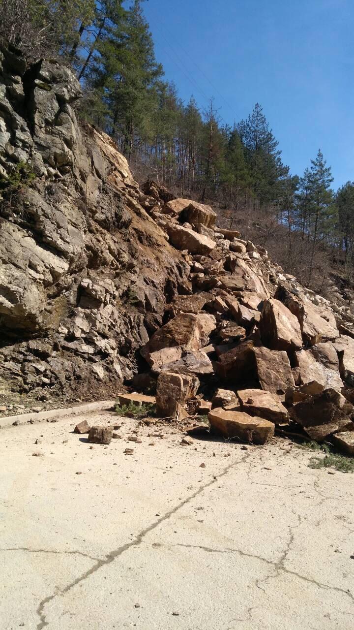 Свлачище затрупа пътя Асеновград-Смолян