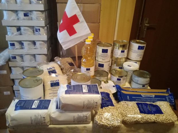 БЧК раздава близо 25 тона храни на хора в нужда