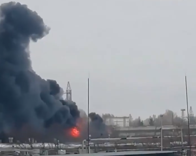 Голям пожар избухна в завод за бои в Екатеринбург (ВИДЕО)