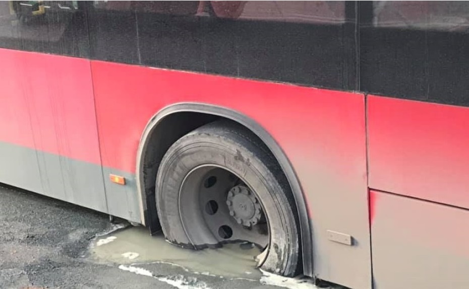 Автобус на градския транспорт в Ямбол пропадна в дупка