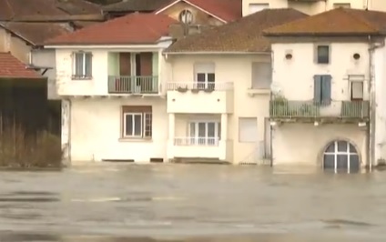 Трета жертва взе силната буря в Югозападна Франция