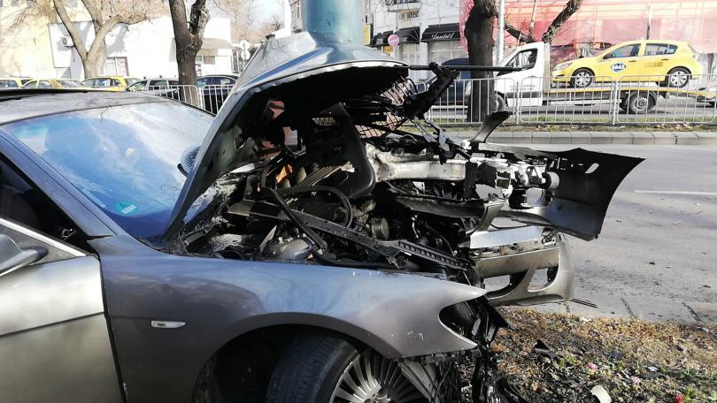Мъж е в болница след зверски удар в стълб в Пловдив