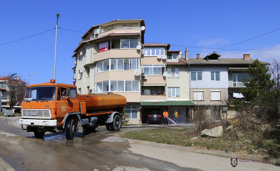 Мият основните улици във Велико Търново