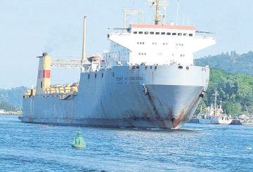 Разследват смъртта на моряк при пожар