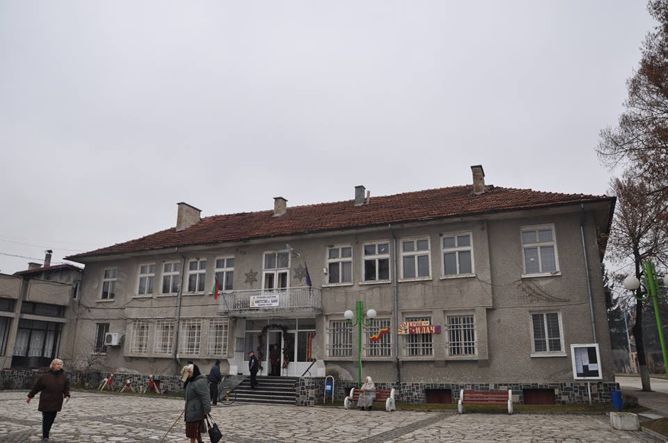 Ремонтират изгнило кметство в село Баня по проект