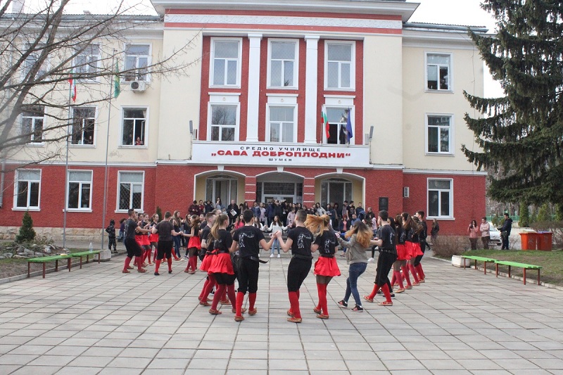 Ученици танцуват в междучасие за здраве