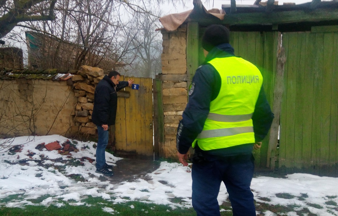 Мобилни групи предупреждават старци по селата в Шуменско