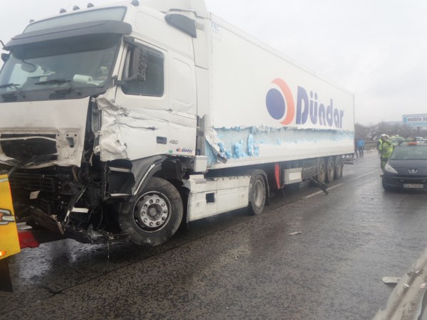 Шофьор на влекач с 1,82 промила го заби в дърво