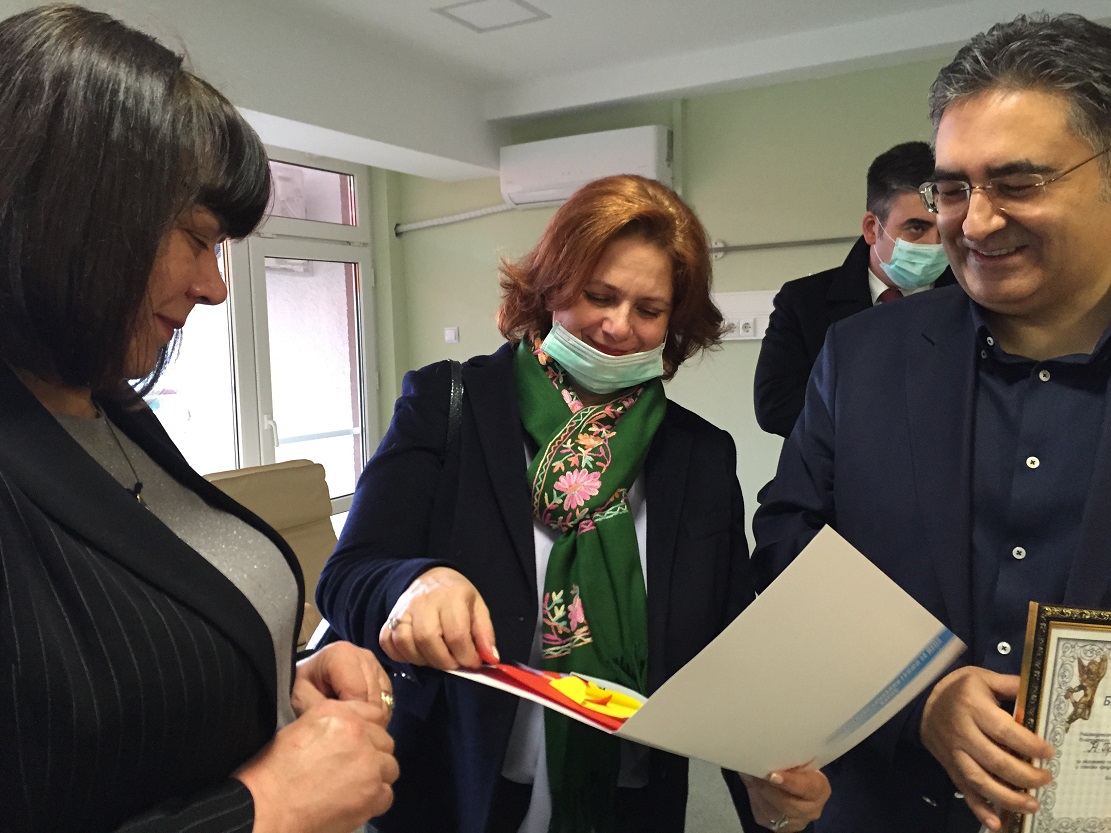 Посланикът на Турция дари апаратура за лечение на деца