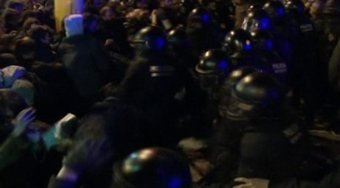 Сблъсъци между полиция и протестиращи в Каталуния, над 20 души са ранени