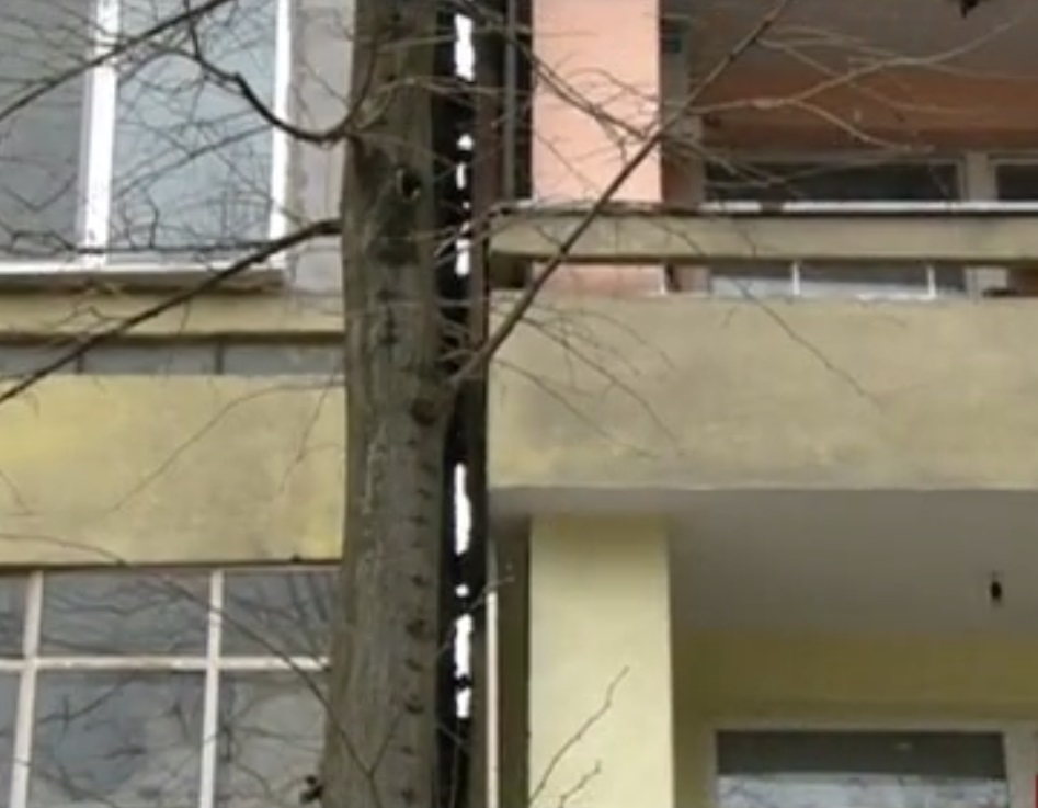 Жилищен блок се разцепи след авария на водопровод