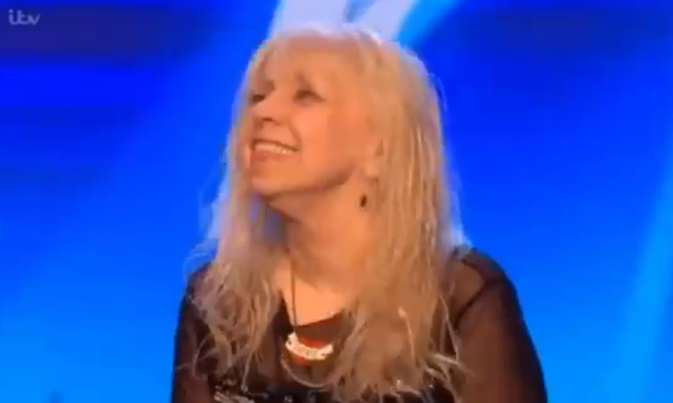 68-годишна стана хит в мрежата с Highway to Hell на  AC/DC