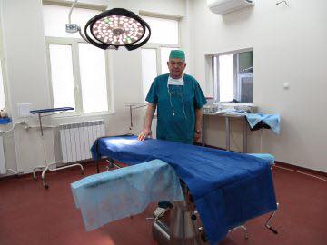 Хирурзи оперират с модерен лапараскоп в болницата в Търново