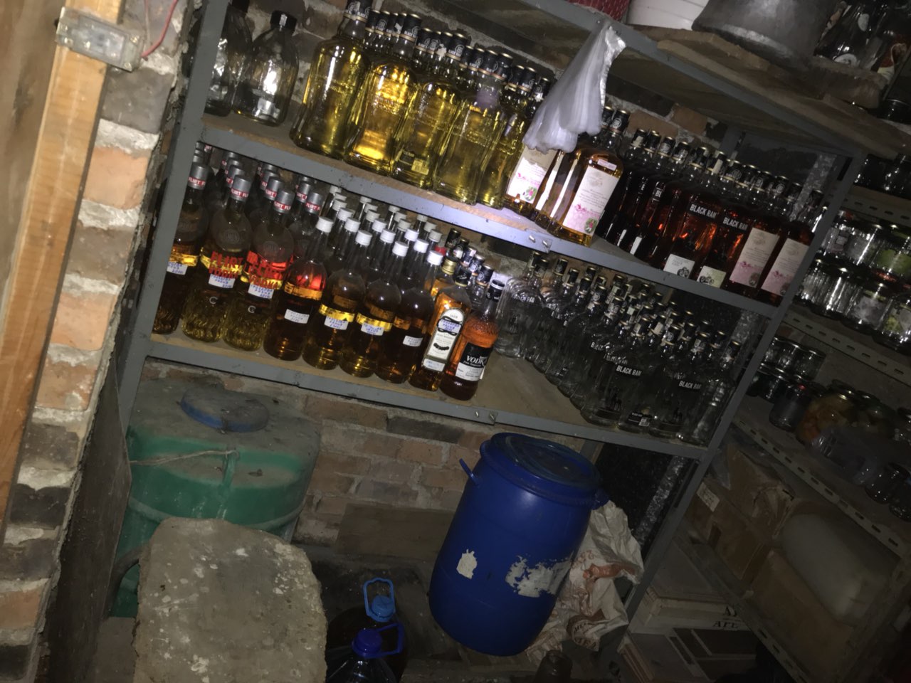 700 литра контрабанден алкохол иззеха от къща в Сливница