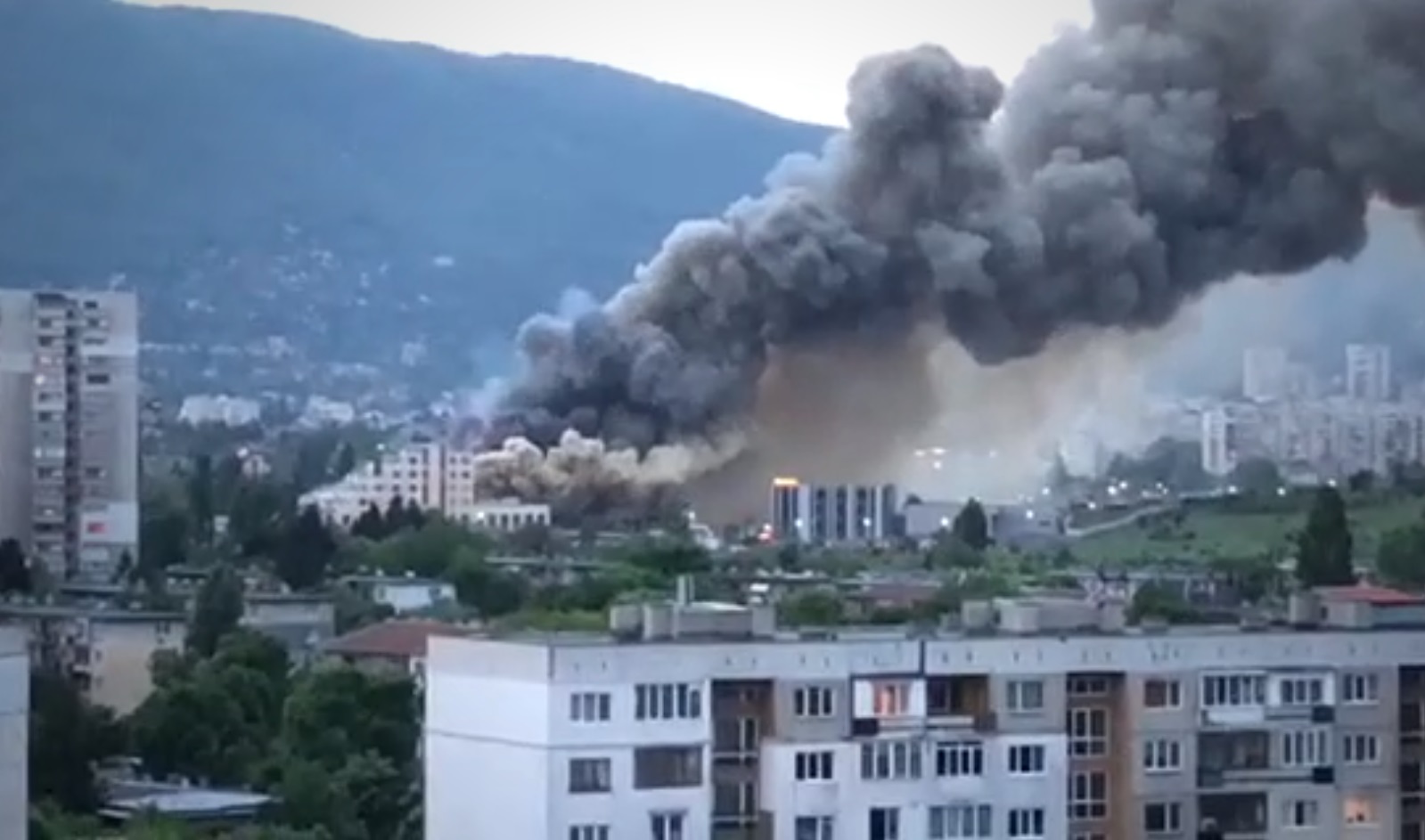 Голям пожар в столичния квартал „Красна поляна“ (ВИДЕО)