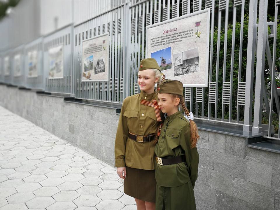 Откриха изложба "Градовете-герои на СССР" в руското посолство