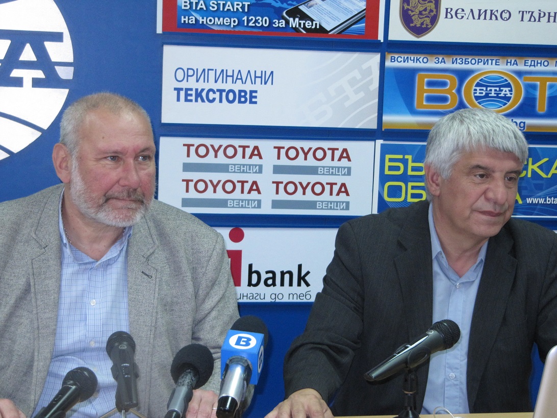 Професорите Николай Овчаров и Пламен Павлов представят България по света