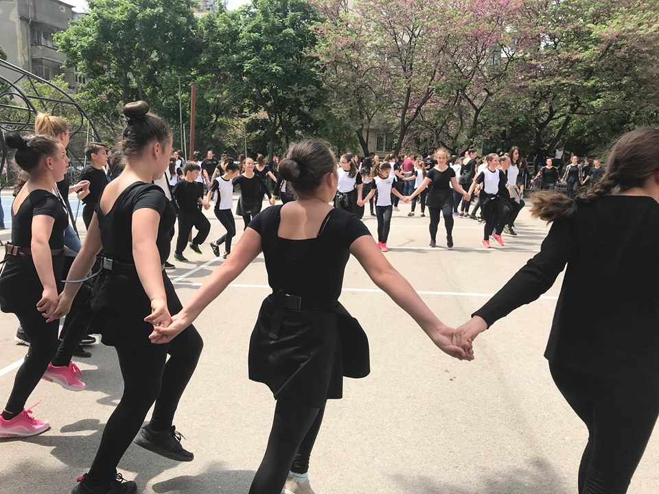 800 деца извиха най-дългото училищно хоро