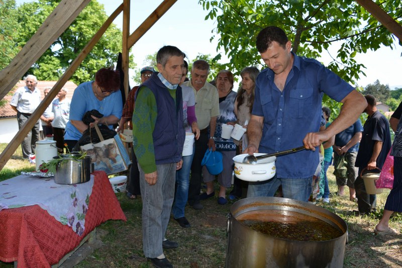 Село с храм на пет века даде курбан срещу бедствия
