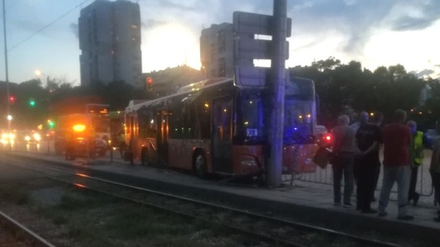 Четирима пострадали, след като автобус на градския транспорт в София се блъсна в стълб