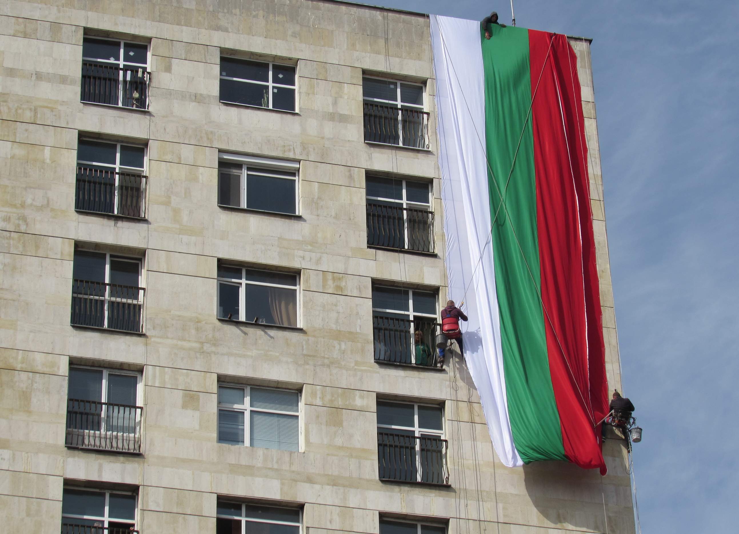 Спускат 30-метров флаг за Деня на Шумен