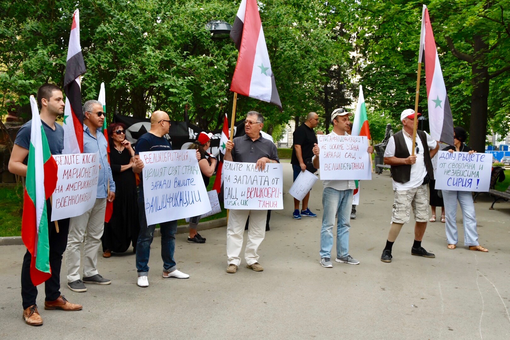 Протест срещу действията на Великобритания, САЩ и Франция към Сирия (СНИМКИ)