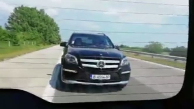 Черен джип притиска автомобил на магистрала "Тракия"