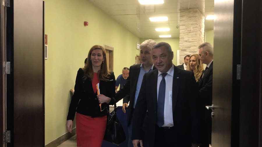 Слагат съдове за разделно събиране на отпадъци на пясъка