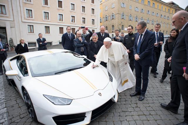 715 000 евро за Lambo с автограф от папата