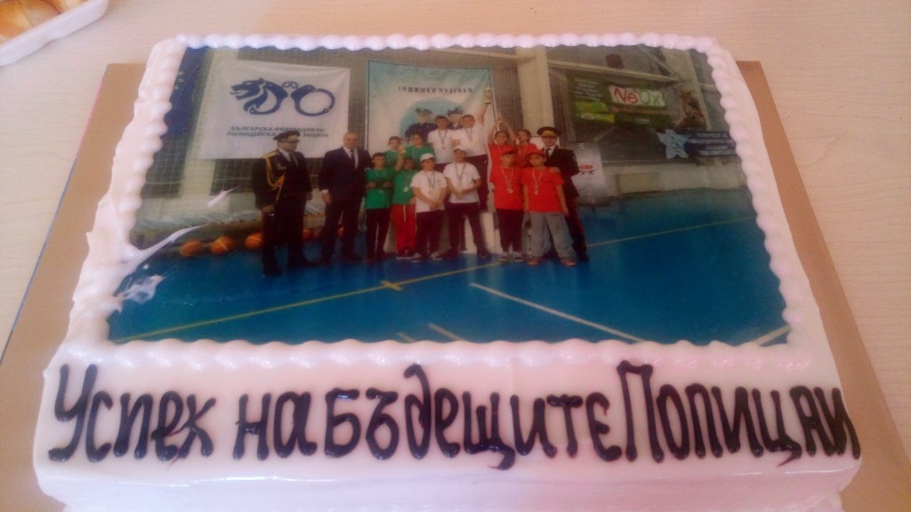 Полицейски шеф поздрави с торта ученици-първенци