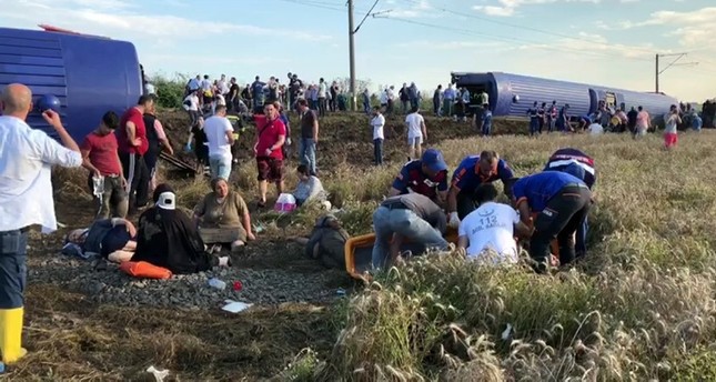 Влак дерайлира в Турция, жертвите и ранените са десетки (СНИМКИ)