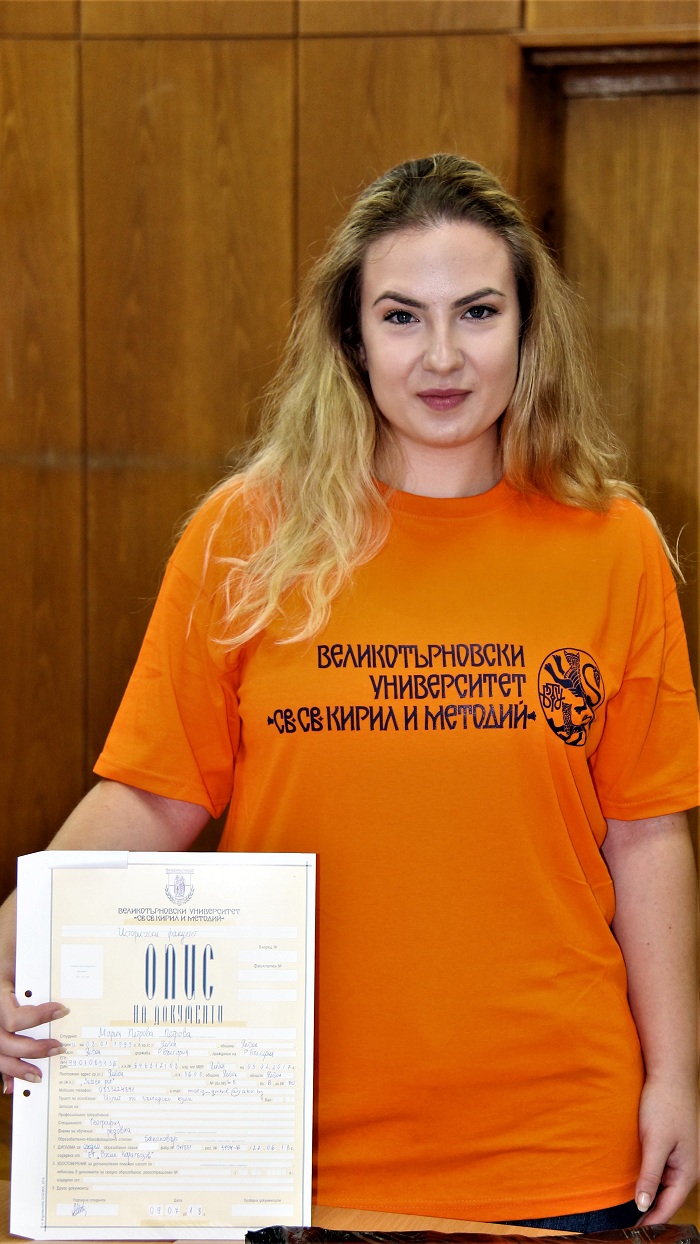 Изненадаха със сувенири първата записана първокурсничка във ВТУ