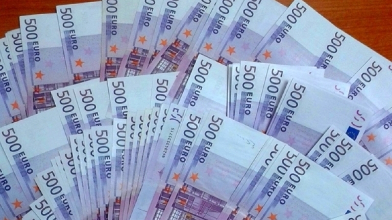 52 000 евро задържаха митничари на Калотина