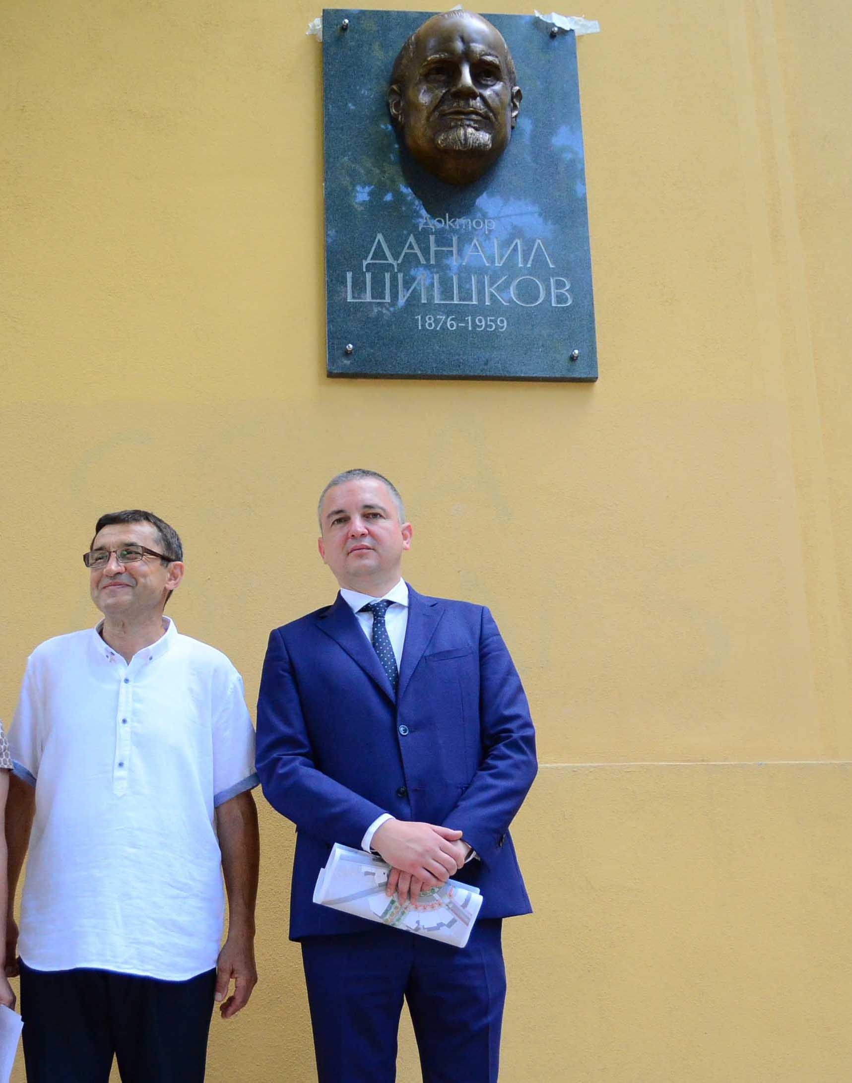 Откриха барелеф на д-р Данаил Шишков