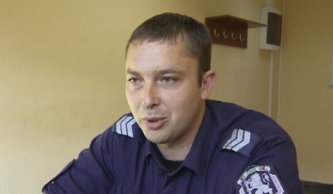 Ето го полицая, закопчал крадци в извън работно време, след като чул викове за помощ