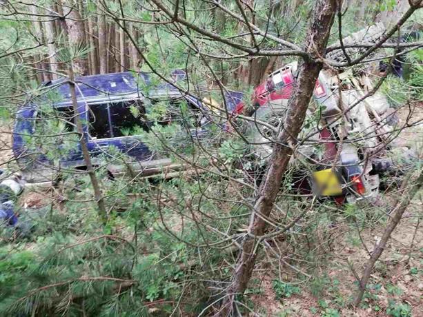 Гранични полицаи задържаха двама каналджии и 26 чужденци