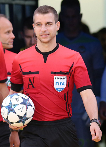 Наш рефер даде дузпа за игра с глава